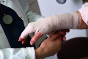 Некоторые случаи требуют рентгена и обязательной консультации травматолога