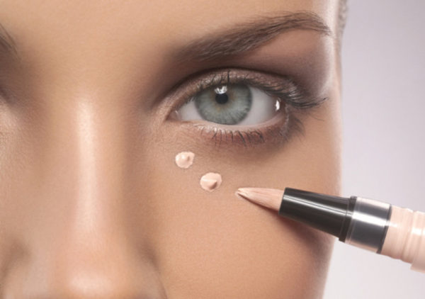 Как скрыть синяки под глазами, чтобы их не было видно: быстрые способы скрыть гематому с помощью макияжа