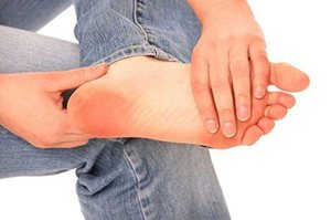 Грибок на пальцах ног: симптомы, консервативное лечение и применение народной медицины
